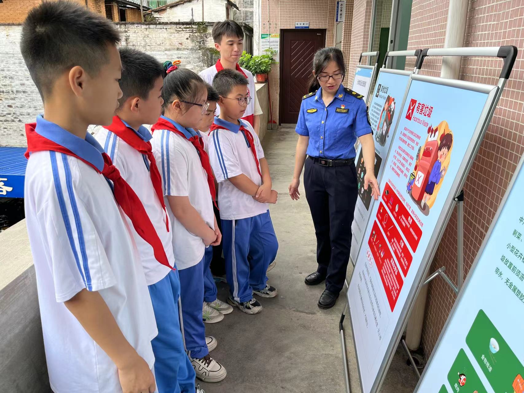 县城管局开展生活垃圾分类宣传活动